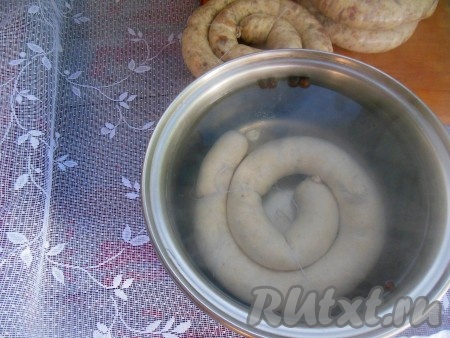 Вскипятите воду, добавьте лавровые листики, соль и душистый перец. Постепенно опустите одно колечко колбасы.