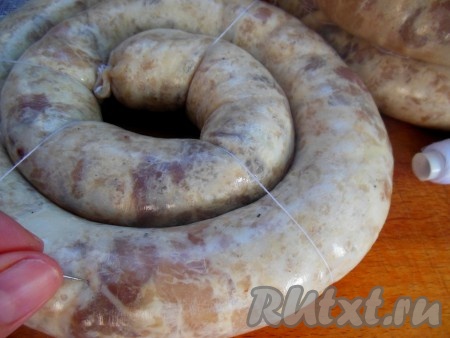 Иголкой проколите пустоты в колбасе со всех сторон.