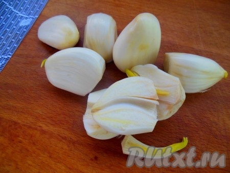 Чаще всего в домашние колбасы добавляется чеснок, его можно использовать как свежий, так и гранулированный. Я использую крупный зимний чеснок, его необходимо очистить и удалить из него серединку. Чеснок мелко нарежьте или пропустите через мясорубку.