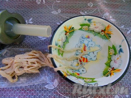 Для приготовления колбасы я использую соленые кишки, их необходимо замочить в холодной воде минут на 20-30. Для того чтобы проверить кишку на целостность, поместите её под струю холодной воды или просто надуйте.
