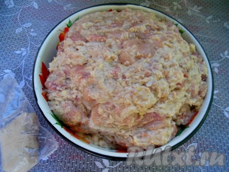 Готовый фарш накройте пищевой пленкой, уберите в холодильник на ночь для дозревания.
