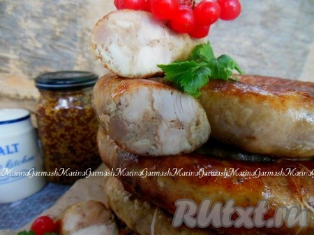 Готовая домашняя колбаса из свинины и курицы вкусна как в горячем виде, так и в холодном. В сыром виде у меня получилось 3 килограмма 200 грамм колбасы, а уже отваренная и обжаренная колбаска значительно уменьшилась и стала весить 1 килограмм 800 грамм. На первый взгляд может показаться, что готовить колбасу очень сложно, но это не так. Всё достаточно просто, а результат всегда радует. Эта натуральная домашняя колбаса получается такой вкусной и сочной, что её даже сравнить нельзя с покупной.