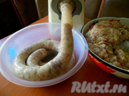 На специальную насадку мясорубки для колбас оденьте необходимое количество кишки, второй конец кишки завяжите и наполните кишку фаршем, затем завяжите второй конец кишки. Набивать необходимо не слишком плотно, чтобы при варке кишка не лопнула.

