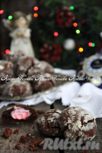 Выпекать шоколадные пряники в разогретой духовке при температуре 180 градусов, примерно, 10 минут.&nbsp;
