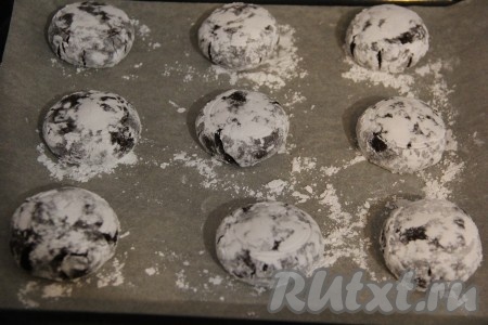 Затем с помощью стакана слегка приплюснуть наши прянички.
