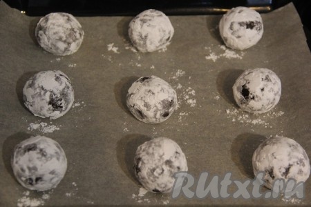 Противень для выпекания застелить пергаментом. Выложить получившиеся шарики на противень.
