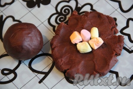 Сформировать из каждой части теста лепёшку, на середину выложить начинку. Закрепить края теста и сформировать шарик. Можно приготовить такие шоколадные пряники и без начинки, тоже будет вкусно.
