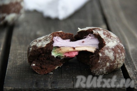 Готовую выпечку слегка остудить, а затем подать к столу. Вот такие красивые прянички в разрезе. Очень вкусные, ароматные и мега аппетитные шоколадные пряники получаются.
