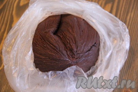 Выложить тесто в пакет и поместить в морозилку на 20 минут.
