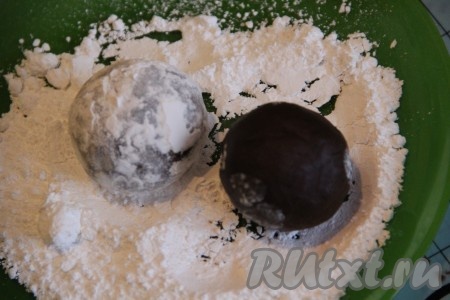 Обкатать шарики в сахарной пудре.
