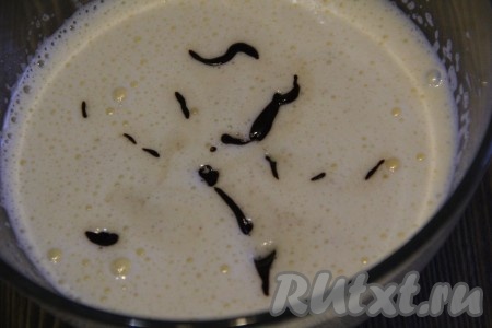 Добавить шоколадную массу в яичную смесь.
