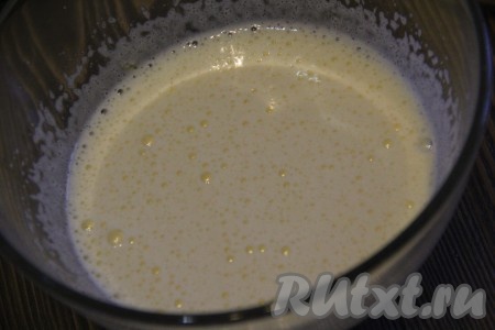 С помощью миксера взбить сахар с яйцами до пышного и однородного состояния.
