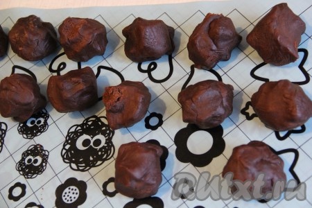 Затем разделить тесто на 12-15 частей.
