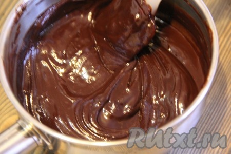 Шоколад поломать и поместить в сотейник, добавить сливочное масло. Прогреть массу на медленном огне или водяной бане, помешивая, до полного растворения масла и шоколада.
