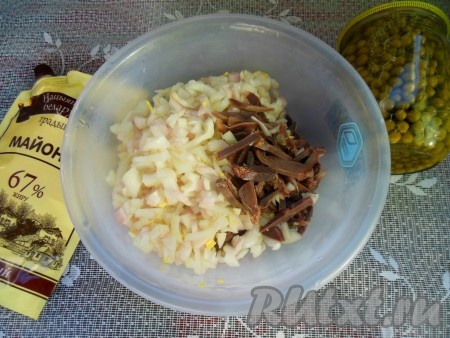 В глубокую миску выложите нарезанные куриные пупки (желудочки), маринованный лук, зеленый консервированный горошек без жидкости.&nbsp;
