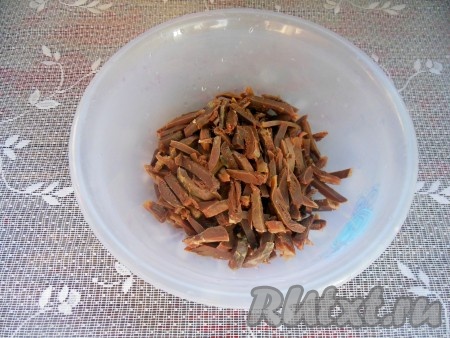 Куриные пупки тщательно промойте под проточной водой. Если они заморожены - заранее их разморозьте. Обрежьте лишний жир, разрежьте каждый пупочек на две части. Опустите промытые пупки в холодную воду, поставьте на огонь. Варите с момента закипания 1,5-2 часа, в конце приготовления посолите. Я варила на медленном огне, не давая сильно бурлить бульону. Готовые пупки должны быть мягкими, полностью сваренными. Достаньте пупки из бульона, дайте полностью остыть. Нарежьте на небольшие полосочки.