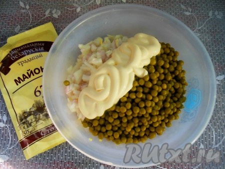 Заправьте салат майонезом, перемешайте.
