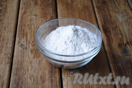 Сахар соединить с сухой смесью для пудинга, перемешать.&nbsp;
