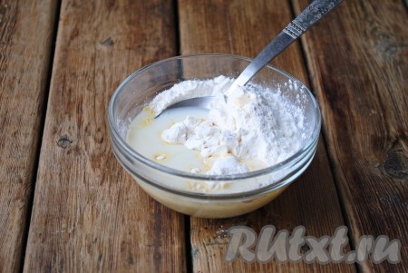 4 столовые ложки молока влить в смесь пудинга и сахара.&nbsp;
