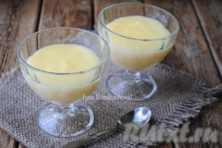 Горячий пудинг разлить по формочкам, дать немного остыть, затем отправить в холодильник до полного остывания. Когда пудинг полностью остынет, он станет густым и прекрасно будет держать форму. Если его разлить по силиконовым формам, то после остывания его можно с лёгкостью достать и подавать на стол без формы.&nbsp;
