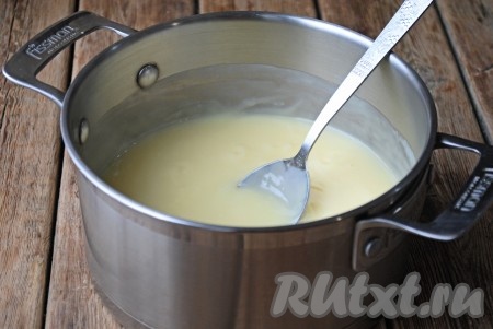Затем кастрюлю снова отправить на огонь, довести до кипения, уменьшить огонь и проварить 1 минуту, помешивая. По консистенции горячий пудинг напоминает густой заварной крем.&nbsp;
