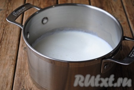 Молоко, которое осталось после того как мы взяли 4 столовые ложки, вылить в кастрюлю, отправить на огонь и довести до кипения.&nbsp;
