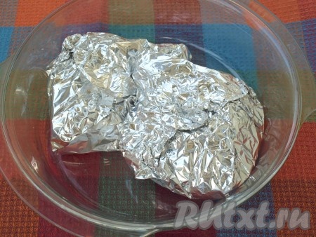 Спустя это время каждый кусочек завернуть в лист фольги и поместить в жаропрочную форму.
