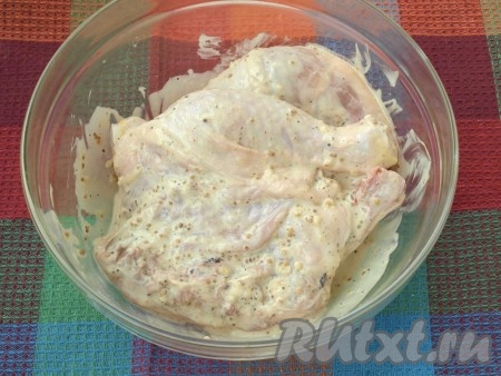 Курочку натереть солью и черным молотым перцем или взять готовую приправу для курицы или птицы. Затем кусочки смазать подготовленным медово-горчичным маринадом и в той же миске оставить на несколько часов в холодильнике, чтобы маринад хорошо пропитал курицу (можно оставить даже на ночь).
