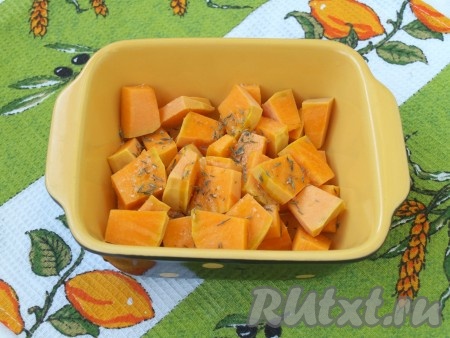 Тыкву следует очистить от кожуры и нарезать пластинками толщиной 5 мм. Подходящую формочку для запекания смазать оливковым маслом, выложить тыкву, посыпать тимьяном и солью по вкусу, сбрызнуть столовой ложкой оливкового масла.