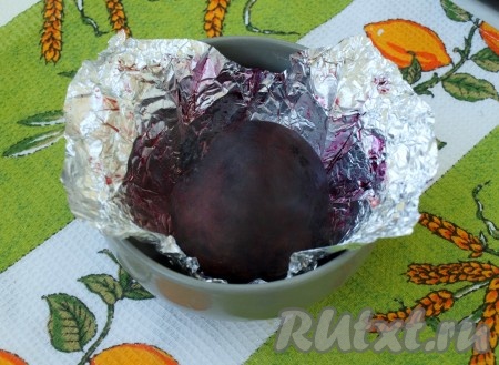 Свеклу желательно запечь заранее. Если что-то долго готовите в духовке, положите рядом свеклу, обёрнутую фольгой, и пусть себе запекается. Свекла среднего размера готовится в разогретой духовке, примерно, 1 час при температуре 200 градусов (готовность запеченной свеклы проверить очень просто - она должна легко прокалываться ножом или вилкой).