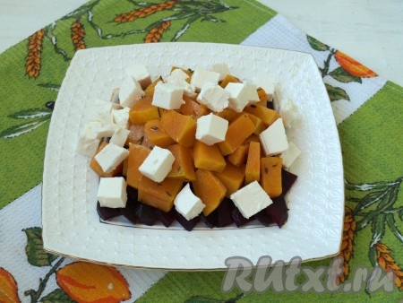 Далее выложить запечённую тыкву и нарезанную кубиками фету.