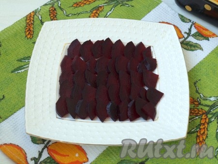 Свеклу остудить, очистить и нарезать ломтиками. Внахлёст выложить свеклу на тарелку.
