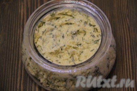 Переложить сырное масло в банку с крышкой и поставить в холодильник.&nbsp;
