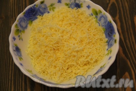 Сыр натереть на мелкой тёрке.
