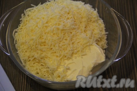 Сливочное масло предварительно размягчить при комнатной температуре. Соединить масло с сыром.
