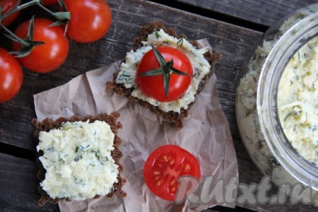 Через пару часиков наше масло готово. Намазать сырное масло на хлебушек и подать к столу.
