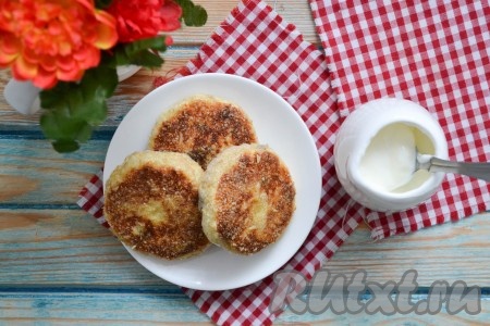 Сырники, приготовленные без муки и сахара, получаются нежными, пышными и очень вкусными.
