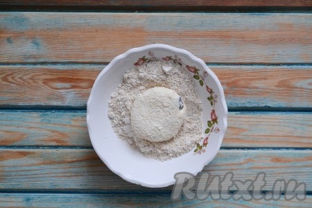 Отделить часть теста желаемого размера, придать форму шара, а затем немножко приплюснуть. Обвалять заготовки в овсяных хлопьях. Для удобства, я перемолола овсяные хлопья кофемолкой, но если вы используете мелкие хлопья - это делать необязательно.&nbsp;
