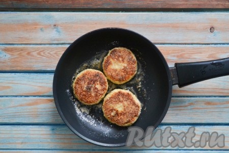 Обжарить сырники с каждой стороны по 3-4 минуты. Огонь не увеличивать, иначе сырники не пропекутся. Затем готовые сырники снять со сковороды. Если за один раз все сырники пожарить не удалось, при необходимости, добавьте в сковороду 1 столовую ложку масла и обжарьте оставшиеся сырники.
