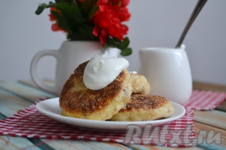 Подавать к столу с ложечкой сметаны.
