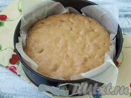 Выпекать пирог с черносливом и грецкими орехами в разогретой духовке при температуре 180 градусов 30-35 минут. Готовность легко проверить при помощи зубочистки (она должна быть сухой при прокалывании готовой выпечки).
