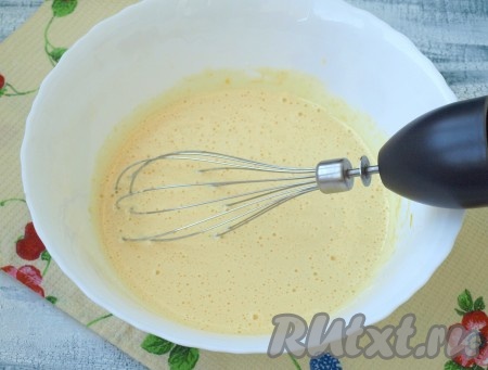 Взбить массу электровенчиком или миксером до увеличения массы в 2 раза.
