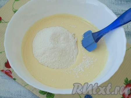 Муку смешать с разрыхлителем и просеять в тесто, перемешать лопаткой складывающими движениями снизу вверх.