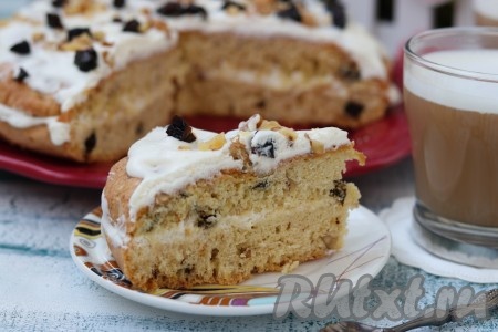 Готовый бисквитный пирог остудить. Самый простой способ подачи - просто посыпать пирог сахарной пудрой. Я же захотела сделать что-то вроде торта, поэтому взбила 200 грамм сливок жирностью 33% и 80 грамм сахара, разрезала пирог на 2 коржа, смазала нижний корж взбитыми сливками, затем выложила верхний корж, оставшиеся сливки намазала сверху пирога и посыпала грецкими орехами и черносливом, оставила его на пару часов пропитаться и подала на стол.
