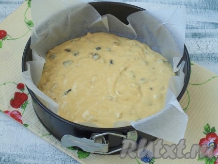 Форму (у меня форма диаметром 22 см) застелить пергаментом и выложить тесто. 
