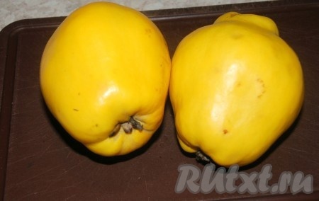 Приготовить айву. Тщательно протереть тряпочкой всю ее поверхность, чтобы убрать невидимый пушок из ворсинок.
