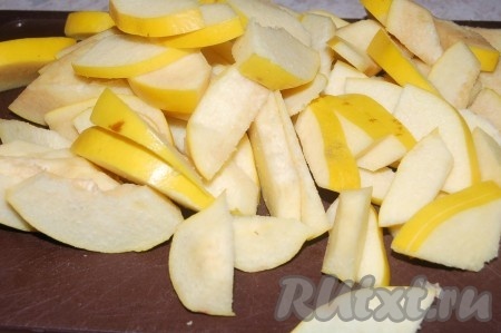 Нарезать айву на дольки (как на фото).
