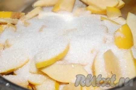 Сложить айву в кастрюлю для варки варенья. Засыпать сахаром. Долить воды.