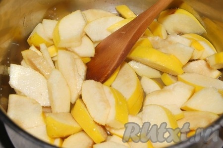 Довести до кипения, все время мешая. Проварить 2 минуты, выключить. 