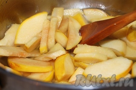 Отставить в сторонку. Через сутки повторить варку. Довести варенье до кипения, помешивая айву, проварить 2 минуты и выключить. И так продолжать варить 4 суток.
